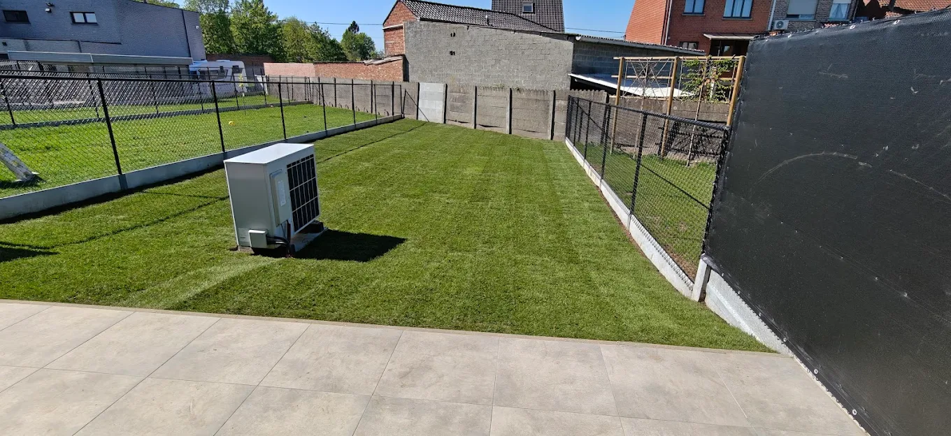 Aangelegde tuin rond warmtepomp